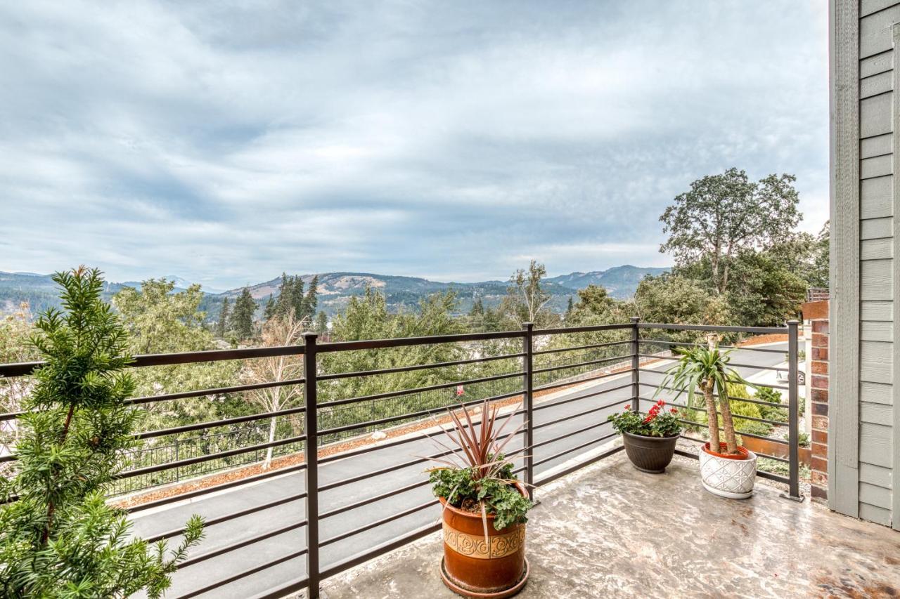 Mt Adams River View House Hood River Bagian luar foto